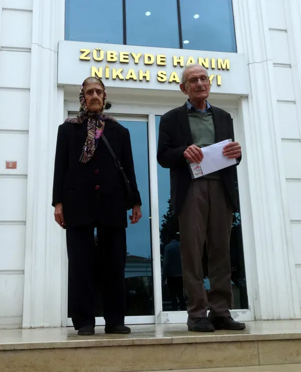 saglik-sorunlari-icin-gittiler-aski-buldular-90-yasindaki-kadin-ve-77-yasindaki-adam-evlendi-1666596585505.jpg Sağlık sorunları için gittiler, aşkı buldular! 90 yaşındaki kadın ve 77 yaşındaki adam evlendi - 4