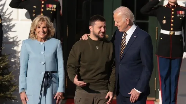 biden-kendini-ukraynaya-adadi-275-milyon-dolarlik-ek-askeri-yardim-yetmedi-borc-defterini-kapatti-1732177282362.jpg ABD Başkanı Joe Biden, 21 Aralık 2022'de Ukrayna Devlet Başkanı Volodimir Zelenskiy'i Beyaz Saray'da ağırlıyor. (Reuters)