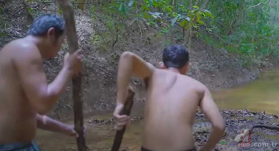 Hayatta kalmak için avladıkları timsahın karnından çıkanlar şoke etti! Mide bulandıran görüntü 4