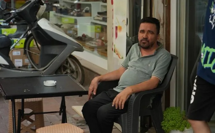 manisada-sokak-ortasinda-vahset-hamile-kadini-olduresiye-dovdu-cani-adam-tutuklandi-1724256902838.jpg Sosyal medyada olaya müdahale etmediği gerekçesiyle tepki gösterilen vatandaşın engelli olduğu ortaya çıktı.