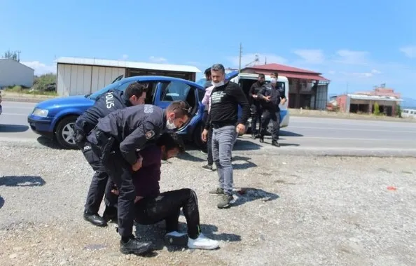 Antalya’da polisin ‘dur’ ihtarına uymayan iki genç ceza yememek için ortalığı birbirine kattı - 3