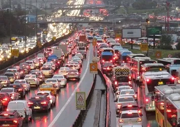 İstanbul'da hafta trafikle başladı! Yüzde 51'i geçti