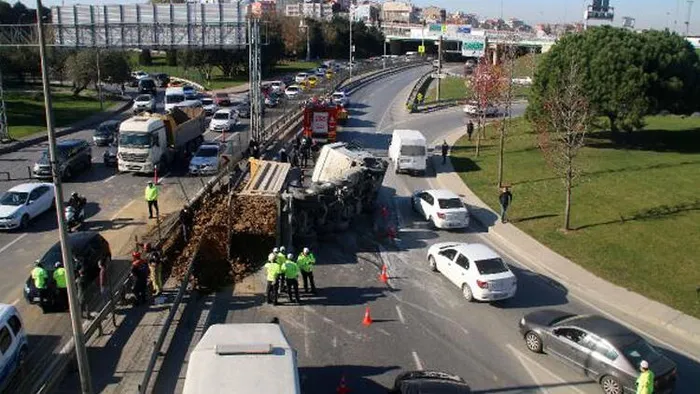 İstanbul'daki feci kazada mucize kurtuluş! Üzerine kamyon devrildi - 1