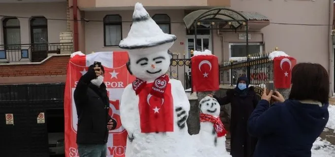 Sivas’ta bayraklarla donatılan kardan adam ilgi odağı oldu