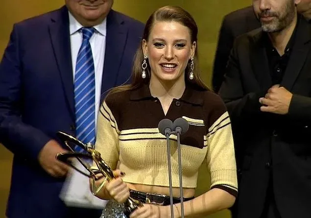 Serenay Sarıkaya’nın Altın Kelebek Ödül Töreni’nde giydiği elbise sosyal medyada alay konusu oldu!