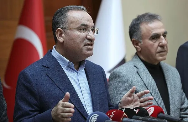 son-dakika-baskan-erdoganin-adayligi-adalet-bakani-bekir-bozdagdan-onemli-aciklamalar-1680355402107.jpeg Adalet Bakanı Bekir Bozdağ'dan Başkan Erdoğan'ın adaylığı ile ilgili flaş sözler: AYM beyhude bir arayış... - 1