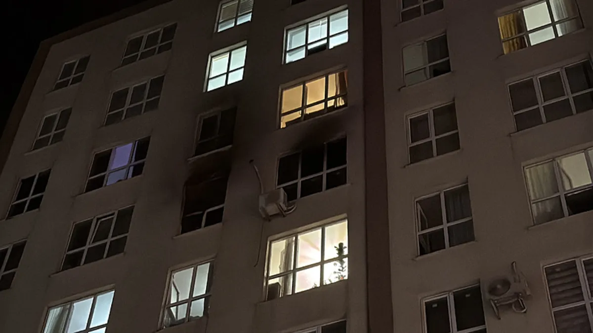 Esenyurt'ta sitede yangın; 8'nci kattan atlayan kadın hastaneye kaldırıldı