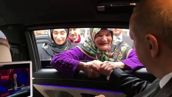 Yaşlı teyze Başkan Erdoğan’ın Kime Oy vereceksin sorusuna bakın nasıl yanıt verdi