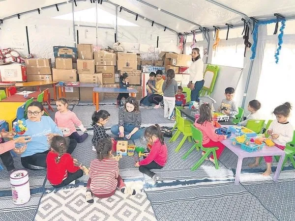 Gönüllü öğretmenler depremzede çocukların yüreklerine dokunuyor! - 1