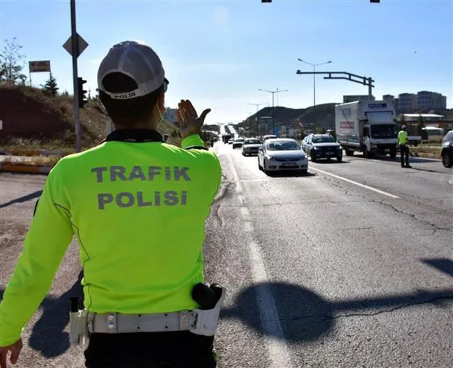 tam-kapanma-sonrasi-43-ilin-gecis-noktasinda-trafik-yogunlugu-1621237667834.jpg Tam kapanma sonrası 43 ilin geçiş noktasında trafik yoğunluğu! - 2