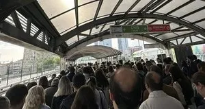 Metrobüste yürümeyen merdiven