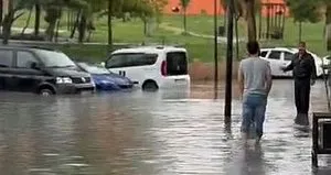 Gaziosmanpaşa’da sağanak yağış etkili oldu