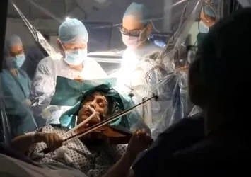Dünya bu görüntüleri konuşuyor! Beyin ameliyatı olurken keman çaldı