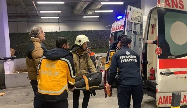 sislide-korku-dolu-anlar-otomobil-avmde-yuruyen-merdivene-daldi-yaralilar-var-1705782906772.jpeg Şişli’de akılalmaz kaza! Otomobil AVM'de yürüyen merdivene daldı: Yaralılar var - 6