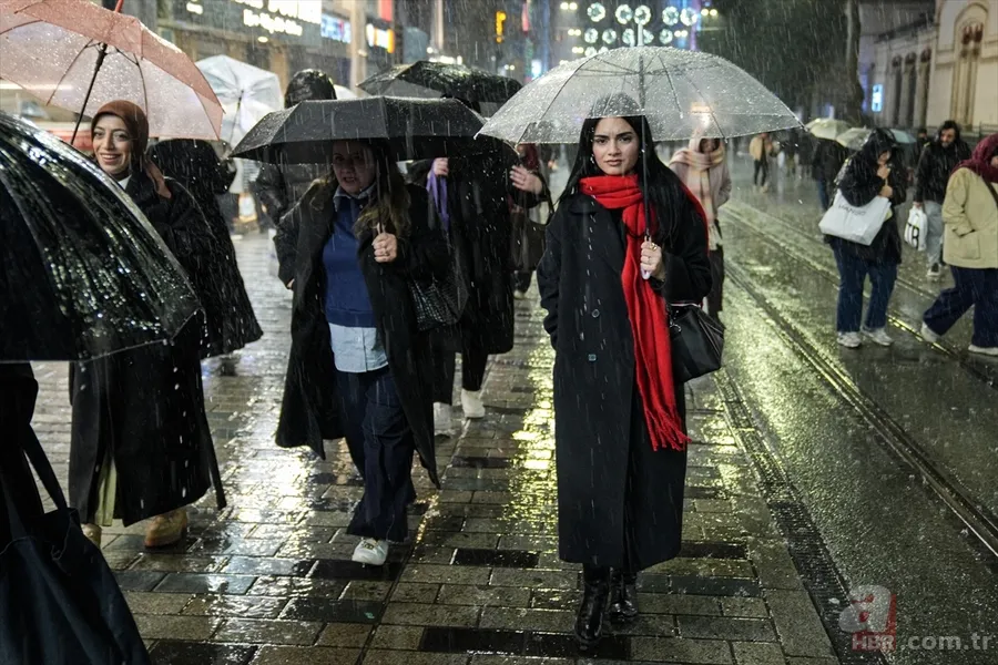 İstanbul’da beklenen yağış başladı! Şimşekler geceyi aydınlattı 1