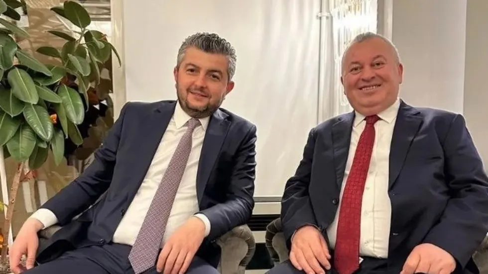 cemal-enginyurt-hayirli-olsun-demisti-mustehcen-videolarla-tanitilan-gece-kulubundeki-gizli-ortaklik-ortaya-ci-1788680491443.jpeg Enginyurt’un yaklaşık 7 yıl danışmanlığını yapan Ali Şenyurt soruşturmada tanık sıfatıyla ifade verdi.