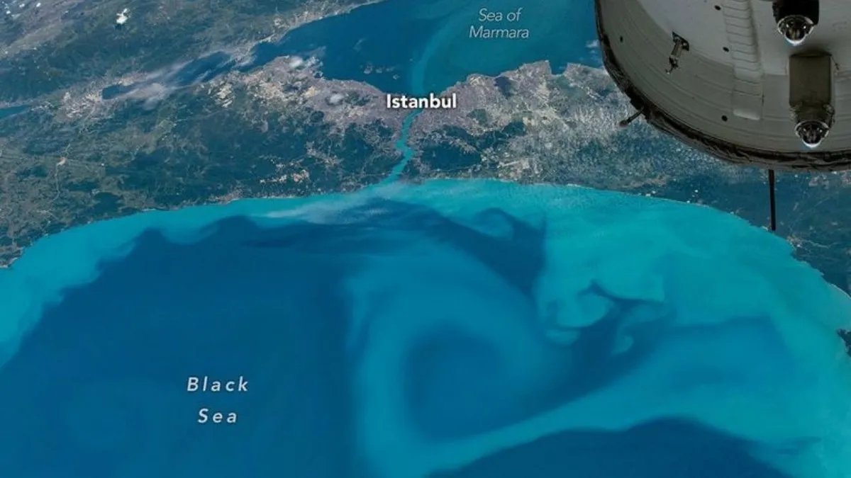 karadenizin-rengi-neden-turkuaza-dondu-nasa-acikladi-1782806736836.jpg Uluslararası Uzay İstasyonu'ndan çekilen görüntüler, fitoplankton yoğunluğunun İstanbul Boğazı'nda da belirgin şekilde görüldüğünü ortaya koydu. (Foto: NASA)