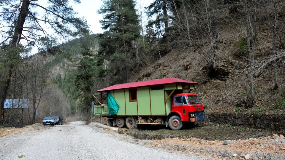 Doğanın tadını "yürüyen ev"le çıkarıyor