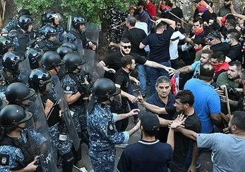 Ermeniler ateşle oynuyor: Güvenlik güçlerine saldırdılar! Azerbaycan Büyükelçiliği yakınında çirkin provokasyon