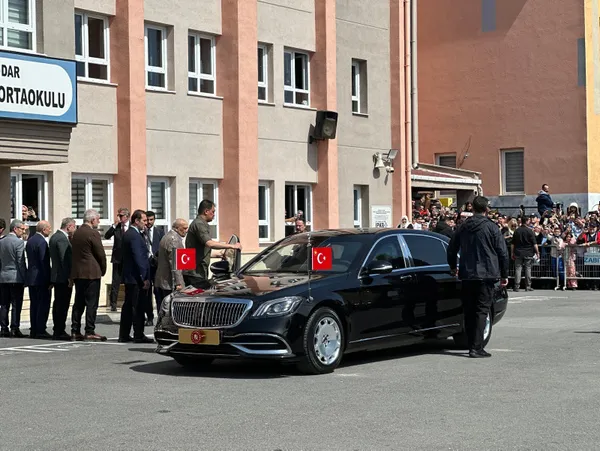 Başkan Erdoğan İstanbul Saffet Çebi Ortaokulu’nda oyunu kullandı: Yeni bir dönemin başlangıcı olacak