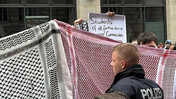 berlinde-ogrencilerin-filistine-destek-gosterisine-polis-mudahale-etti-1716405886431.jpeg Dünya üniversiteleri Gazze için tek yürek! Filistin ateşi Berlin’i de sardı: Öğrencilerin "Özgür Filistin" gösterisine polisten müdahale - 5