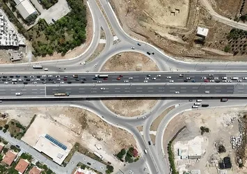 Kırıkkale'deki kilit kavşakta Kurban Bayramı yoğunluğu! 43 ilin geçiş noktasında kilometrelerce kuyruk