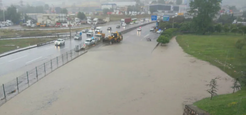 Son dakika: Aşırı yağış D-100 Karayolu'nu sulara gömdü! Çift yönlü trafiğe kapandı