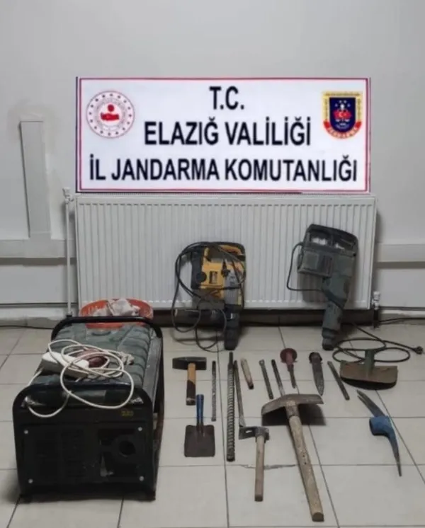 elazigda-kacak-kazi-yapan-4-zanli-sucustu-yakalandi-1666330686392.jpg Elazığ'da kaçak kazı yapan 4 zanlı suçüstü yakalandı - 1