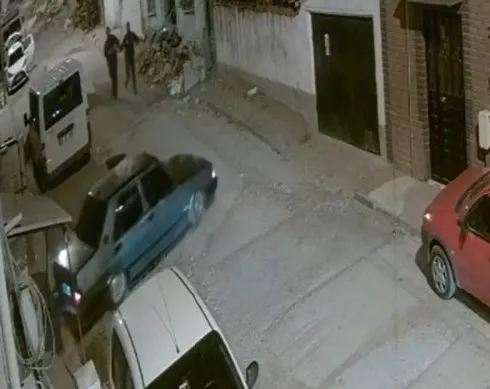 eskisehirde-pes-dedirten-olay-aracini-kendisini-kovalayan-bekcilerin-uzerine-surdu-1637065856497.jpg Eskişehir’de ‘pes’ dedirten olay! Aracını kendisini kovalayan bekçilerin üzerine sürdü - 2