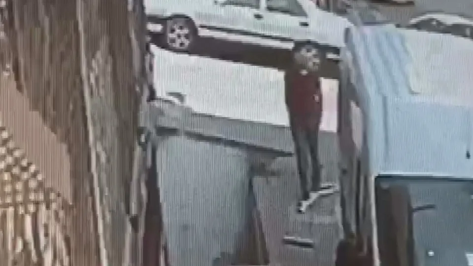 İstanbul’dan iki korkunç görüntü: Boruyla oyun hastanelik etti! Asma kattan böyle düştü