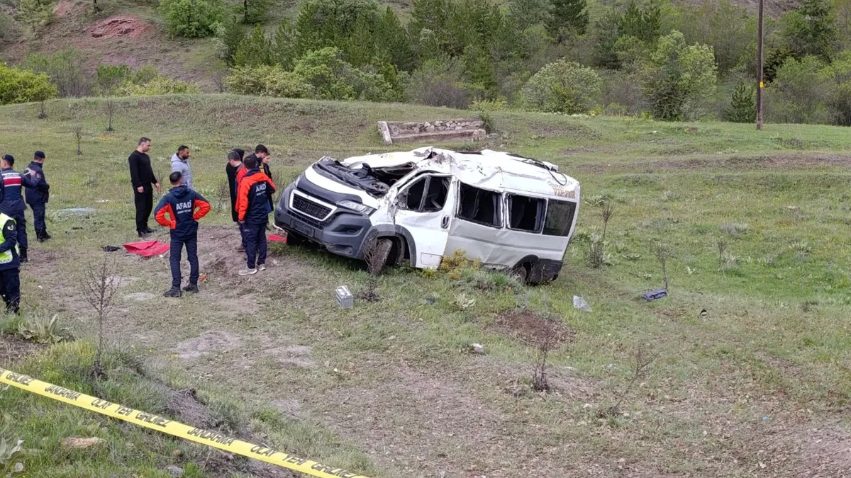 Yozgat’ta feci kaza! Öğrenci servisi devrildi: 3 ölü 7 yaralı
