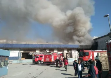 Esenyurt'ta boya fabrikası deposunda yangın