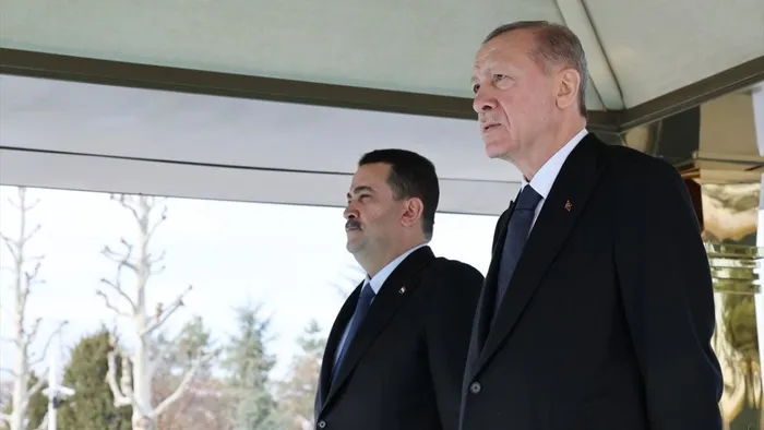 iraka-12-yil-sonra-tarihi-ziyaret-yeni-donem-mi-baslayacak-baskan-erdogan-irak-yolunda-1713767608486.jpg Başkan Erdoğan'dan Irak'a 13 yıl sonra tarihi ziyaret! Kritik anlaşmada imzalar atıldı... - 10