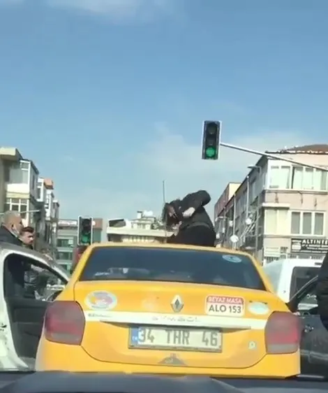kadikoyde-vatandasla-taksici-yol-verme-kavgasinda-birbirine-girdi-ucan-tekmeli-saldiri-kamerada-1647935601233.jpg Kadıköy’de vatandaşla taksici yol verme kavgasında birbirine girdi! Uçan tekmeli saldırı kamerada - 1