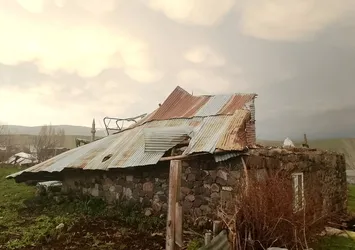 Kars'ta fırtına ve hortum! 12 ev ile eklentilerinin çatısı uçtu