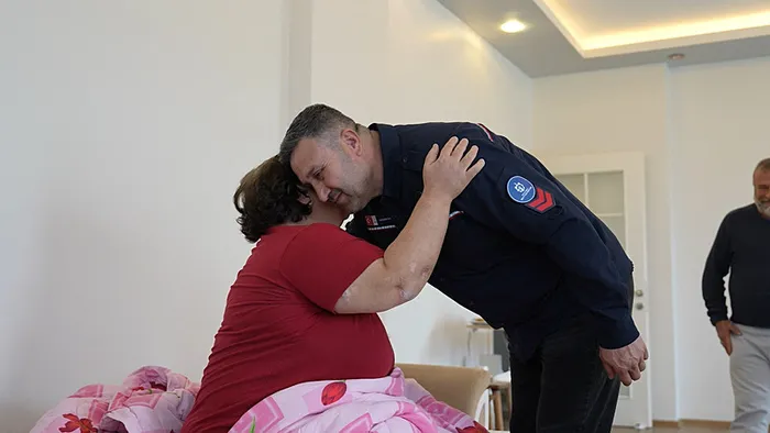 enkaz-altinda-soz-vermisti-itfayecilerle-kahve-icti-1738840684504.jpeg Kocaeli Belediyesi'nden Beyaz'a akülü tekerlekli sandalye desteği / DHA