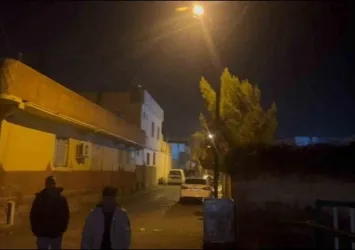 Yıldırımın elektrik direğine çarpma anı kamerada