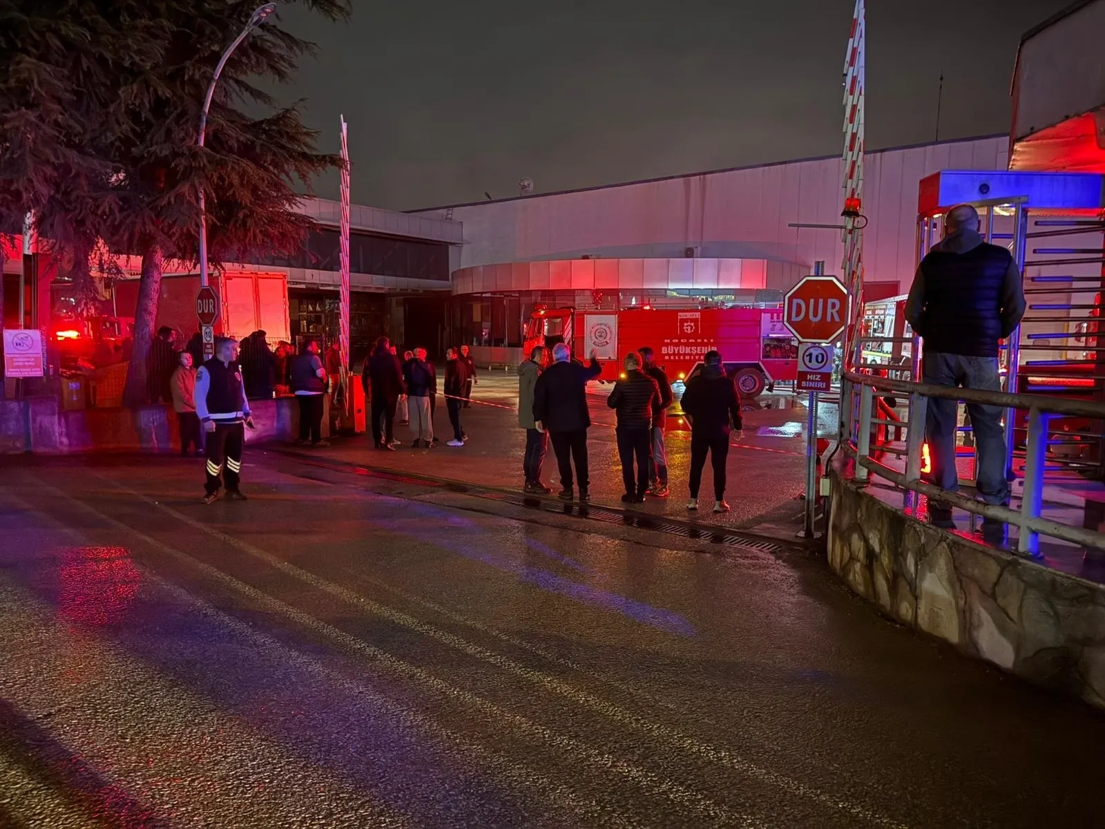 Kocaeli’de fabrikada korkutan yangın! Alevler geceyi aydınlattı