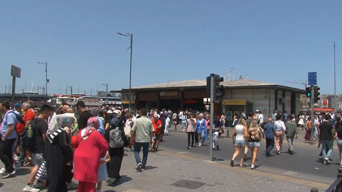 İstanbullular sahil ve parklara akın etti: Sokaklar doldu taştı