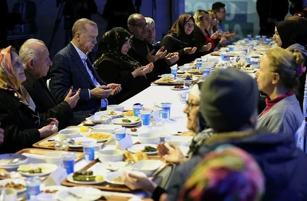 6'lı koalisyonun katıldığı iftarda skandal! CHP'li vekil Veli Ağbaba yaşlı adamı masadan uzaklaştırıp kovdu - 4