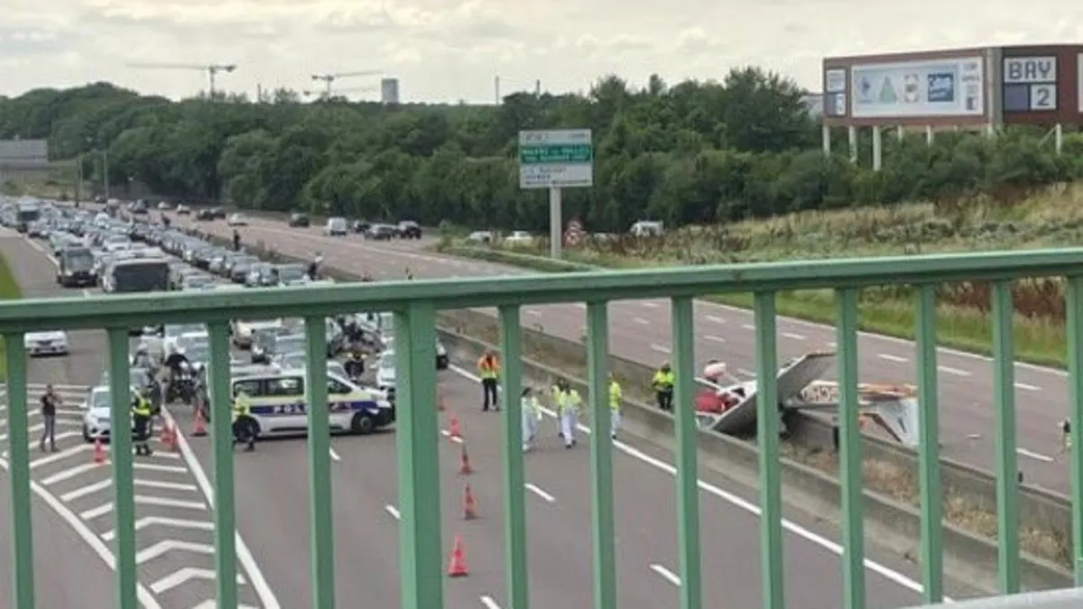 Fransa’da otoyola küçük uçak düştü: 3 ölü