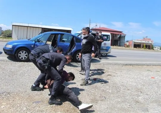 Antalya’da polisin ‘dur’ ihtarına uymayan iki genç ceza yememek için ortalığı birbirine kattı - 4