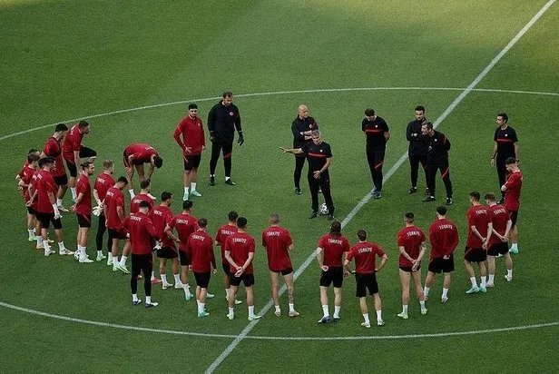 Son dakika: Başkan Erdoğan’a Bakü’de sevgi seli: Taraftarlar böyle seslendi! Türkiye-Galler maçını Aliyev ile birlikte izleyecek