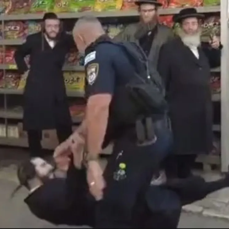İşgalciler Siyonizme ‘hayır’ diyen Yahudileri dövdü