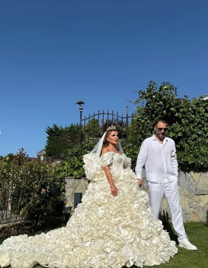 astrolog-nuray-sayari-ikiz-bebeklerini-kaybetti-1782279838582.jpg Astrolog Nuray Sayarı ikiz bebeklerini kaybetti - 1