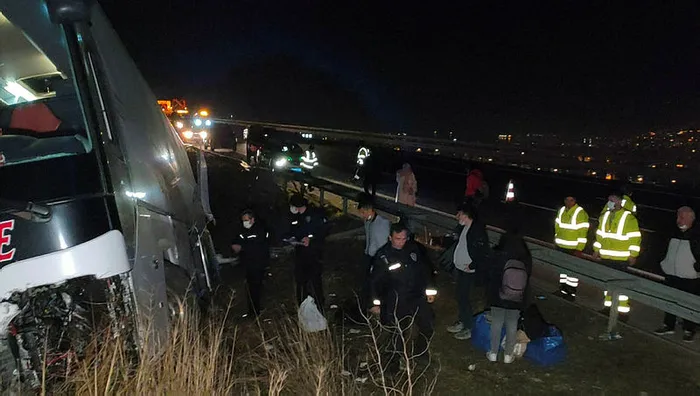 Bursa'da yolcu otobüsü yoldan çıktı: 4 kişi yaralandı - 7