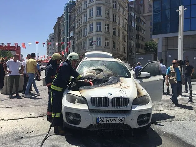 Lüks araç garip bir şekilde yandı - 1