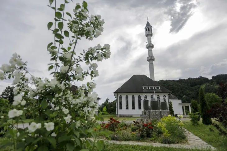 Bosna’nın ’ada camisi’ manzarasıyla büyülüyor