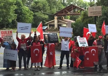FETÖ elebaşı, ABD'deki malikanesi önünde protesto edildi