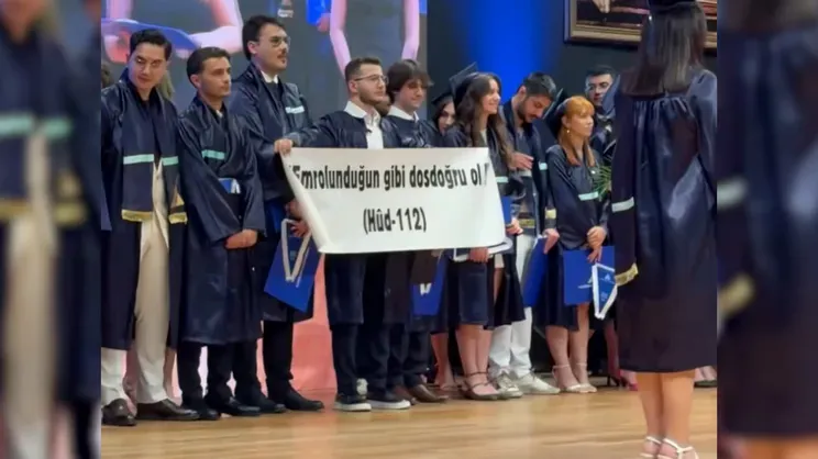 yeditepede-ayet-yazili-pankarti-acan-ogrenci-a-haberde-basortulu-ablalarimizin-alkisi-beni-uzdu-1783691854747.png Yeditepe Üniversitesi'nde ayet yazılı pankartı açan öğrenci - foto:ahaber.com.tr